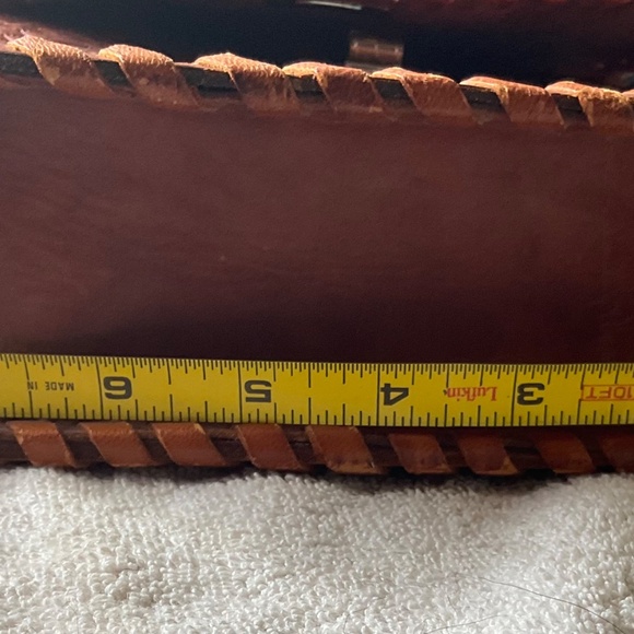 VINTAGE LEATHER TOOLED CROSSBODY - Picture 9 of 10